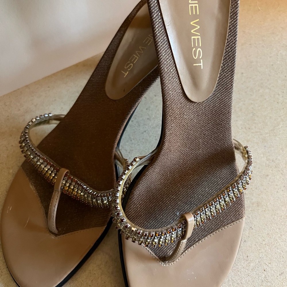 Nine West – Size 6 1/2 Strap Between the Toe Low Heal Sandle